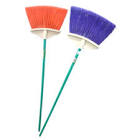 Escoba plastica Yet con cabo